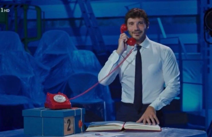 Stefano De Martino nello spot di Affari Tuoi.