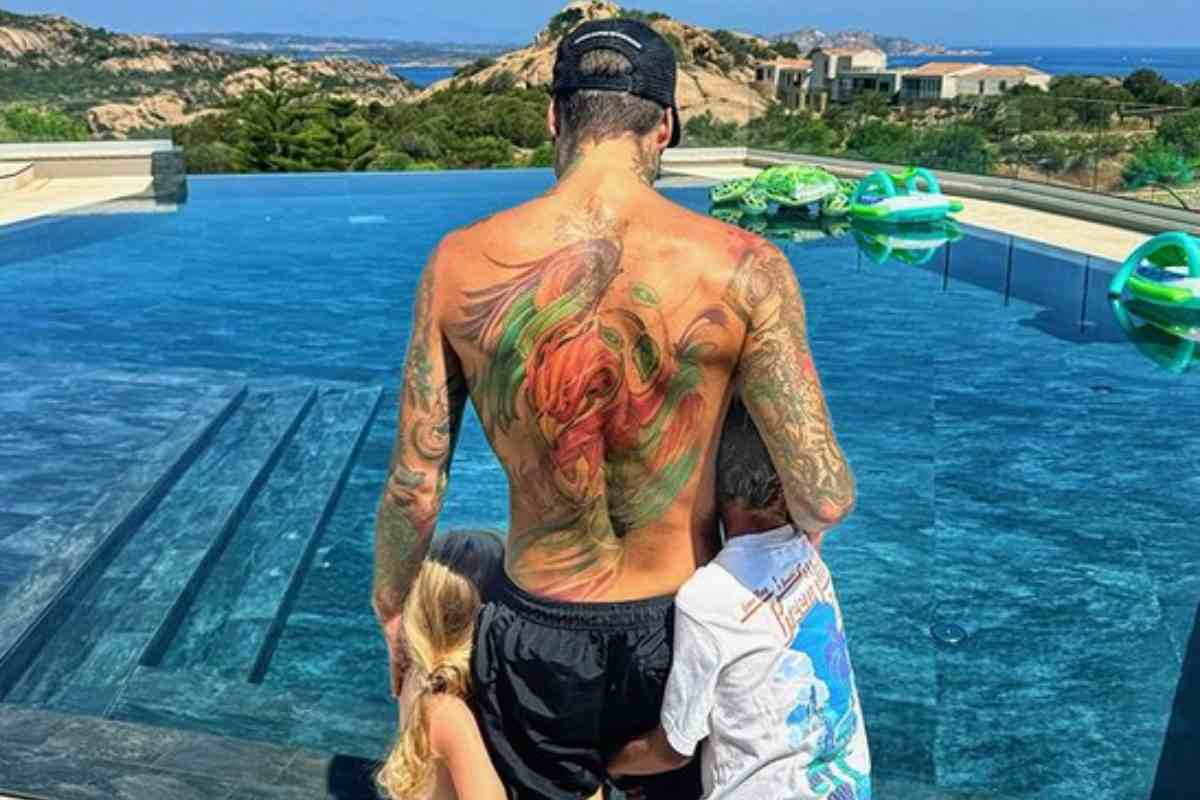 Fedez con Leone e Vittoria.