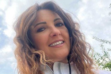 Giovanna Civitillo in Sardegna, ecco dove trascorre le vacanze la moglie di Amadeus