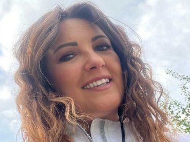 Giovanna Civitillo in Sardegna, ecco dove trascorre le vacanze la moglie di Amadeus