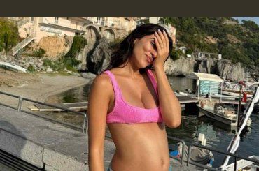 Giulia Salemi, estate in dolce attesa a Maratea: le foto con il pancino