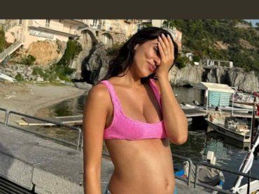 Giulia Salemi, estate in dolce attesa a Maratea: le foto con il pancino