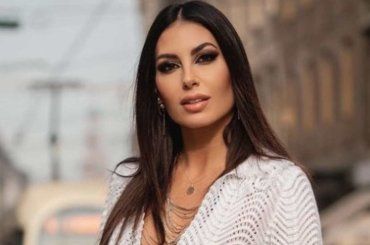 “Specchio specchio delle mie brame…”, Elisabetta Gregoraci strega con i suoi selfie – FOTO