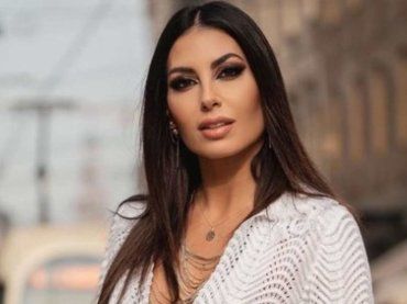 “Specchio specchio delle mie brame…”, Elisabetta Gregoraci strega con i suoi selfie – FOTO