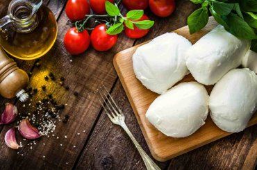 Cosa succede se si mangia mozzarella tutti i giorni, la parola all’esperta