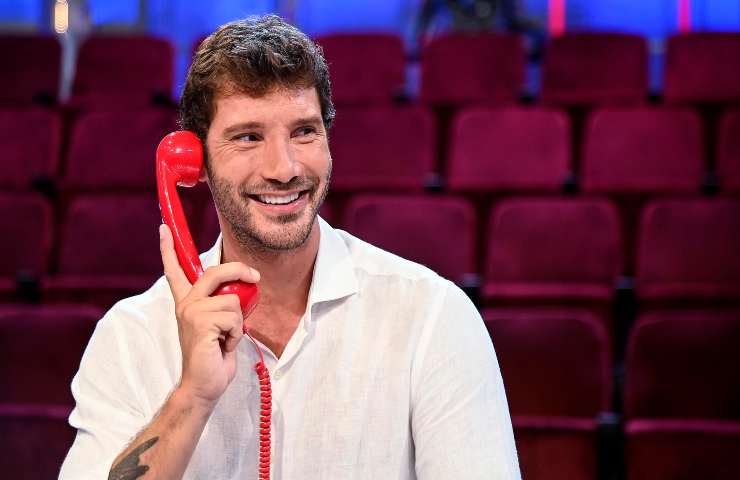 Stefano de Martino a telefono