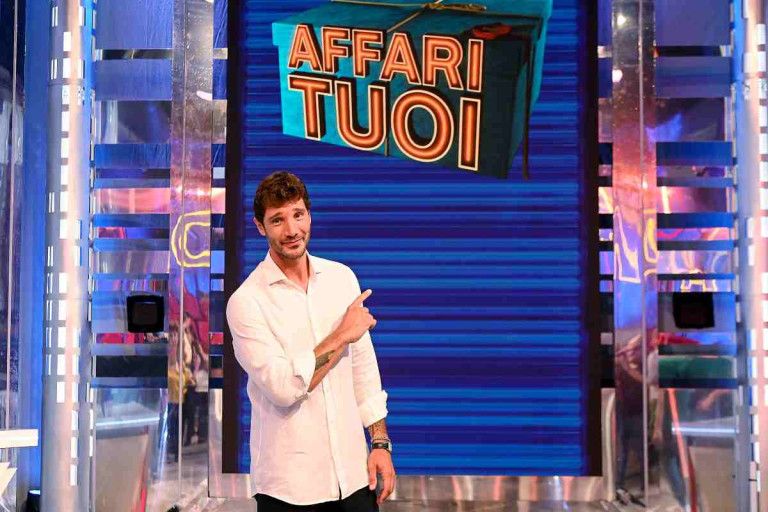 Stefano De Martino Debutta Ad Affari Tuoi, Ma Quanto è Alto Il Conduttore?