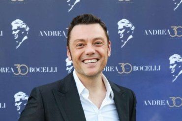 “Vieni qui, ci sono io”, gesto commovente di Tiziano Ferro verso la collega