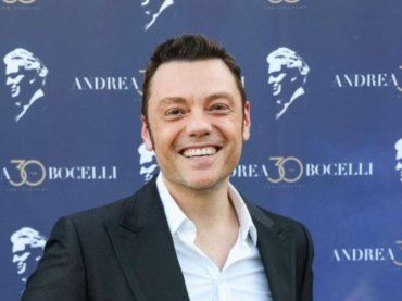 “Vieni qui, ci sono io”, gesto commovente di Tiziano Ferro verso la collega