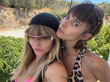 Victoria de Angelis in versione hot con le sue amiche. Ecco gli scatti