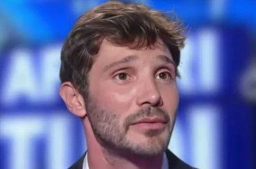 Affari Tuoi, Amadeus avverte Stefano De Martino: “Ti accadrà questo”