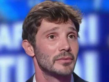 Affari Tuoi, Amadeus avverte Stefano De Martino: “Ti accadrà questo”