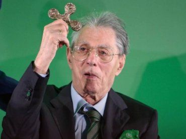 Dagospia annuncia: “E’ morto Umberto Bossi”. Poi arriva il messaggio del figlio