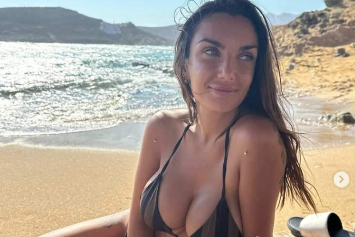 Elettra Lamborghini felice al mare