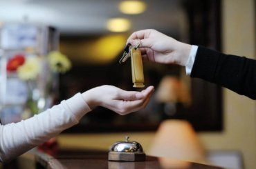 Perde la casa e finisce a vivere in hotel: la rivelazione della giornalista stupisce