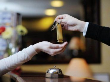 Perde la casa e finisce a vivere in hotel: la rivelazione della giornalista stupisce