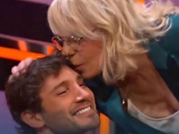 Io “con” Maria De Filippi: l’annuncio di Stefano De Martino per “Affari Tuoi”