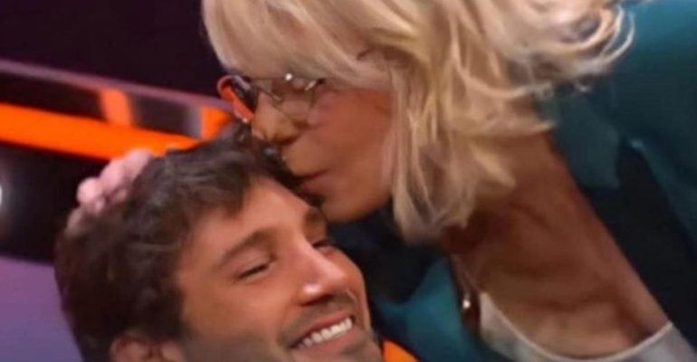 Io “con” Maria De Filippi: l’annuncio di Stefano De Martino per “Affari Tuoi”