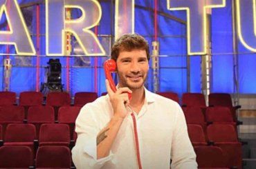 Affari tuoi, buona la prima: gli ascolti premiano Stefano De Martino, ma i social si dividono