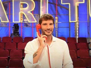 Affari tuoi, buona la prima: gli ascolti premiano Stefano De Martino, ma i social si dividono