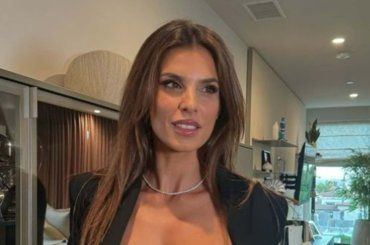 Il fascino di Elisabetta Canalis tra le luci di Los Angeles: le FOTO fanno perdere il fiato