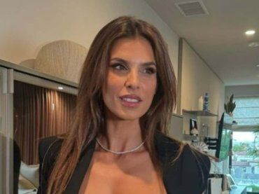 “Si è regalata un tiraggio”: Elisabetta Canalis splendida sul red carpet ma i social mormorano – FOTO