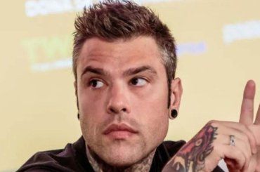 Fedez nella bufera, tra il disastro autotune e l’ira dei preti: “Ci ripensi”