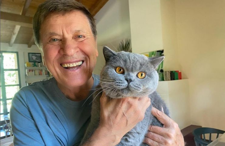 Gianni Morandi con il suo gatto.