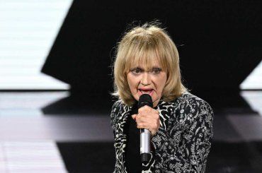 Rita Pavone in lacrime di fronte a Silvia Toffanin, la cantante non riesce a trattenersi