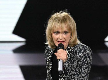 Rita Pavone in lacrime di fronte a Silvia Toffanin, la cantante non riesce a trattenersi