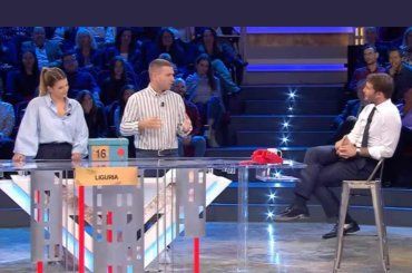 Affari Tuoi, Stefano De Martino e la gag con il concorrente: “Hai un aneddoto per ogni pacco?”