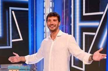 Stefano de Martino debutta ad Affari tuoi, ma quanto è alto il conduttore?