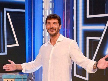 Stefano de Martino debutta ad Affari tuoi, ma quanto è alto il conduttore?