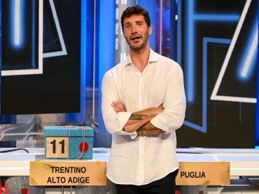 La Rai ferma “Affari tuoi”: il motivo dello stop a Stefano De Martino