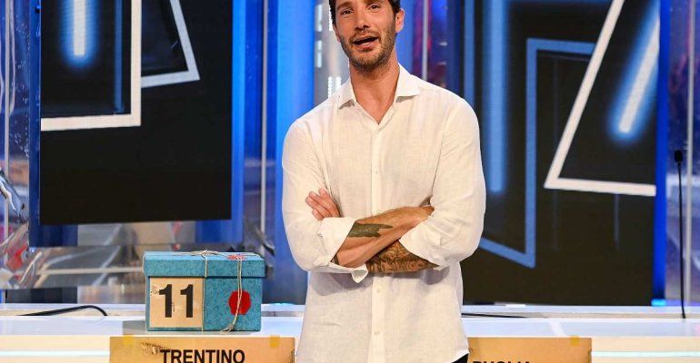 La Rai ferma “Affari tuoi”: il motivo dello stop a Stefano De Martino