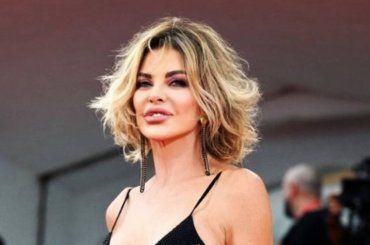 Alba Parietti spiazza i social con un look esplosivo: “Meglio essere invidiati che compatiti” – FOTO