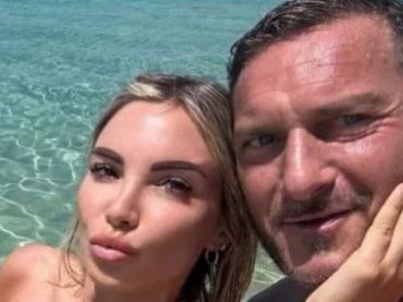 Noemi Bocchi, la fidanzata di Totti riceve una lettera a sorpresa per il suo compleanno – FOTO