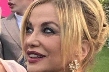 Simona Izzo svela i suoi segreti di bellezza e ammette: “Tiene ancora bene”