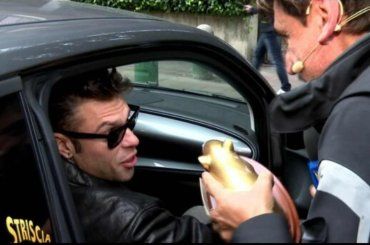 Fedez fuori di sé con l’inviato di Striscia la Notizia: “Ti porto in tribunale”